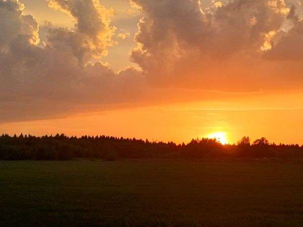 Paisagem iluminada pela luz natural durante o pôr do sol